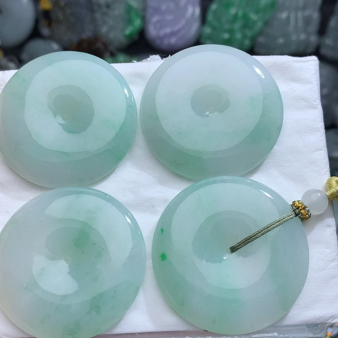 翡翠未镶嵌颈饰，多样性发其一