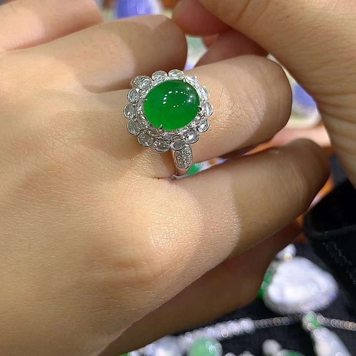 翡翠18K金镶嵌颈饰蛋面