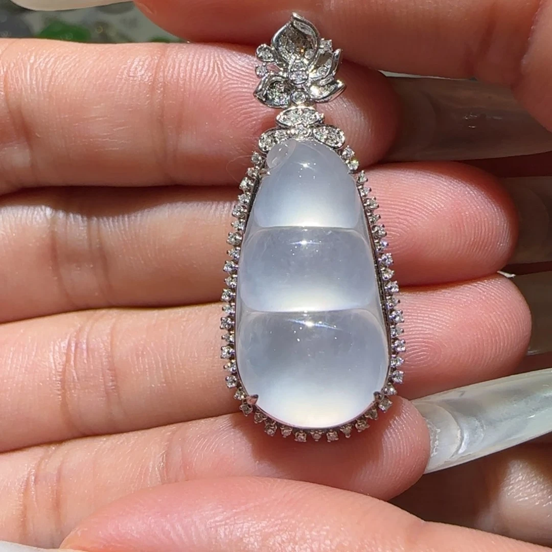 【闪购商品】翡翠18K金镶嵌颈饰猪*友天然