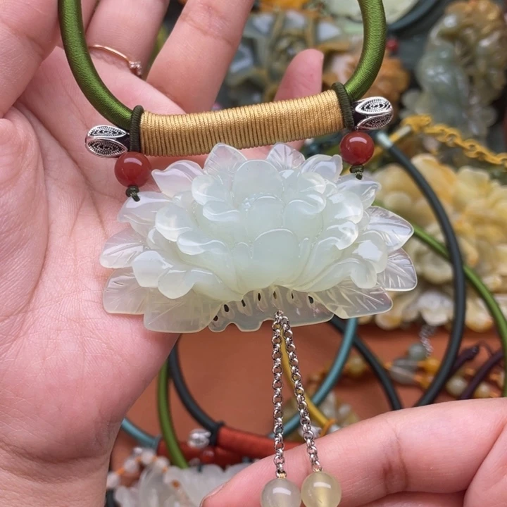 蛇纹石玉吊坠合金