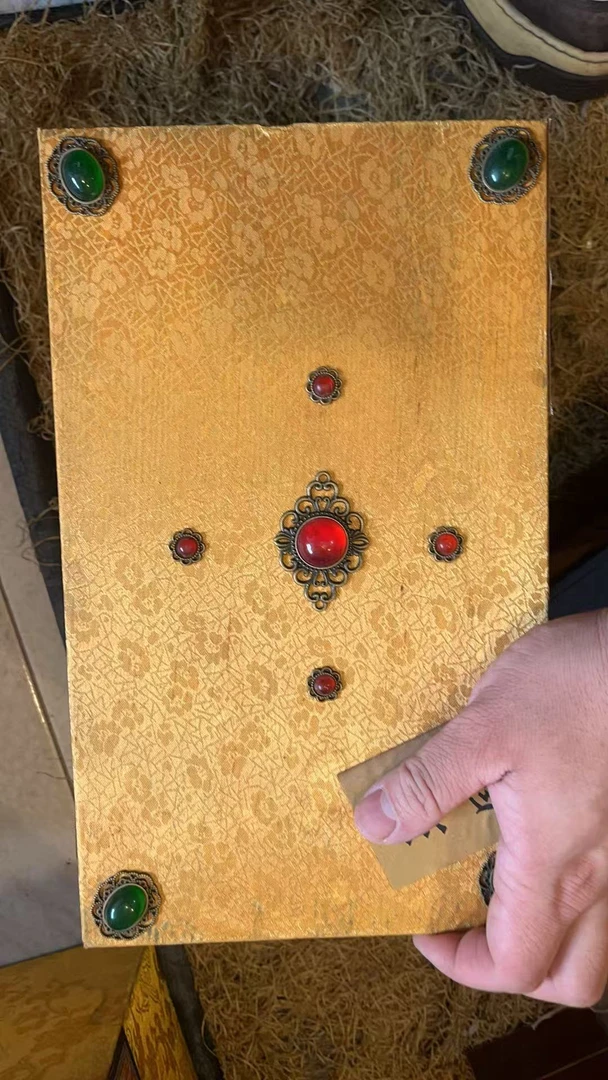 精品黄箱摆件一个