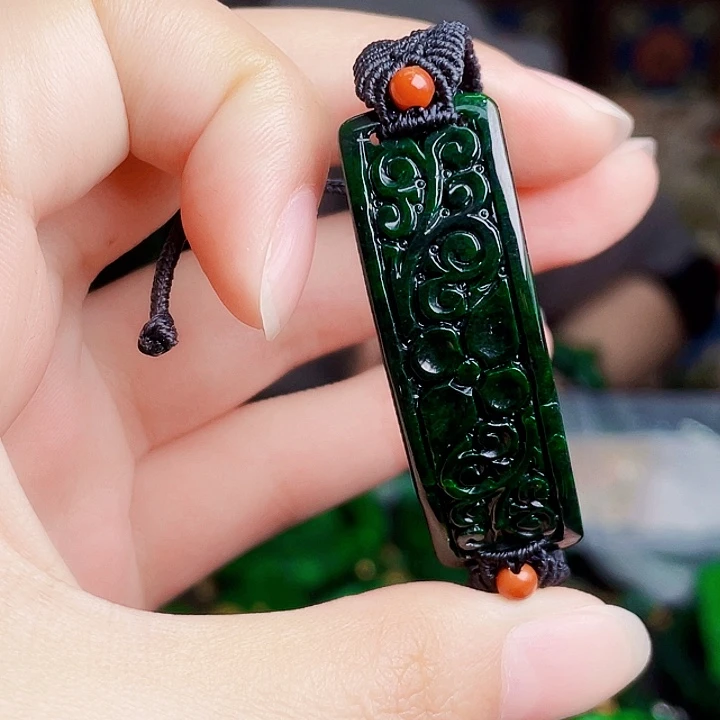 翡翠未镶嵌颈饰多样性