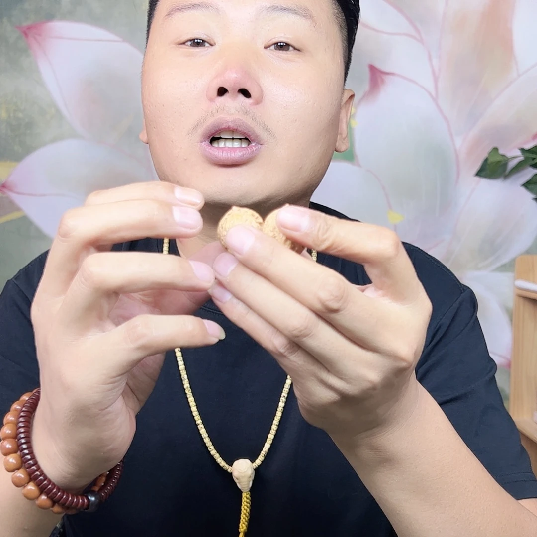 文玩核桃吊坠秋子。  10