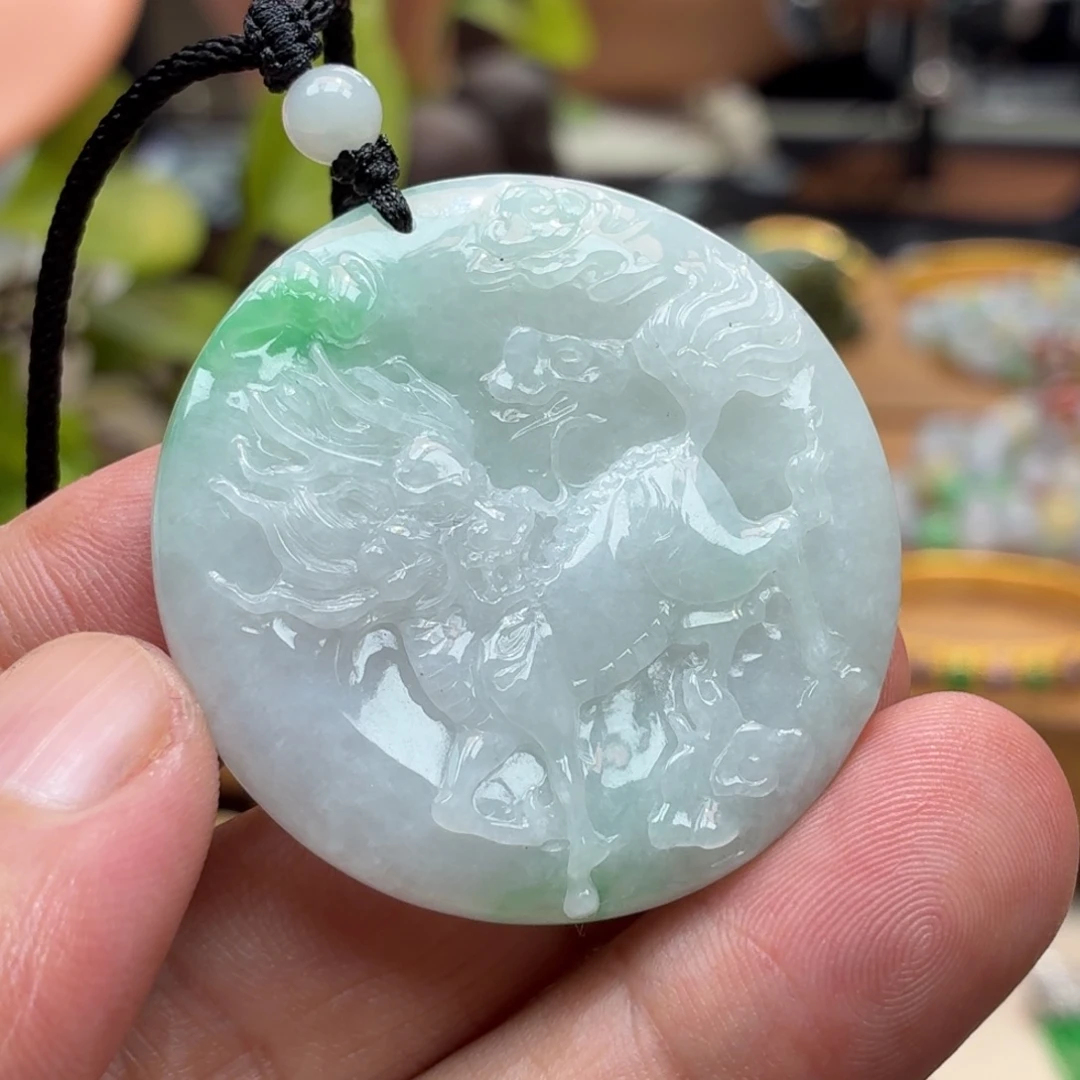 翡翠未镶嵌颈饰麒麟