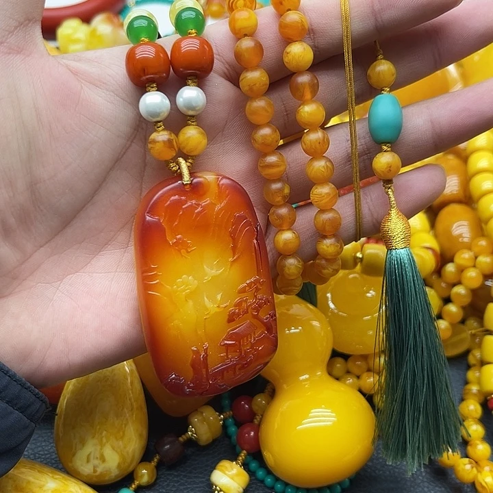 俏色巧雕山水吊坠