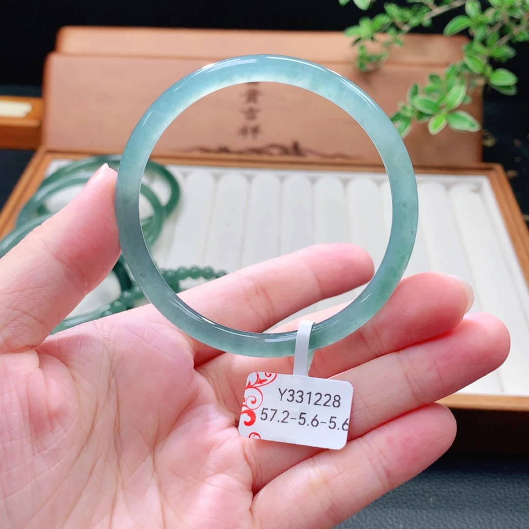 翡翠未镶嵌手镯（圆镯）
