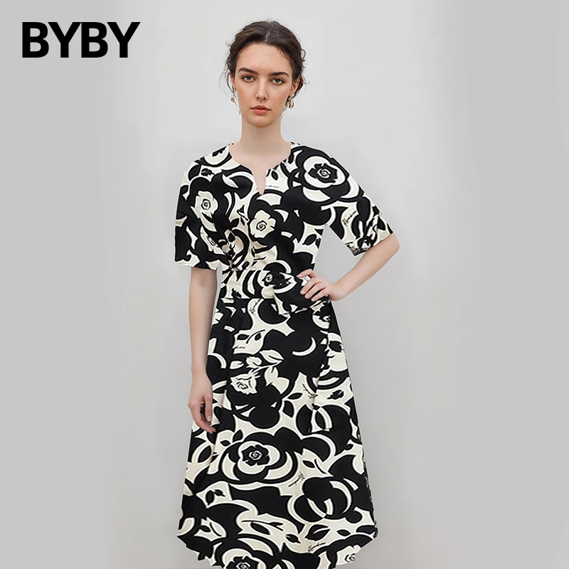 布衣布语新款高级感休闲百搭中腰套头优雅舒适短袖V领A字连衣裙女