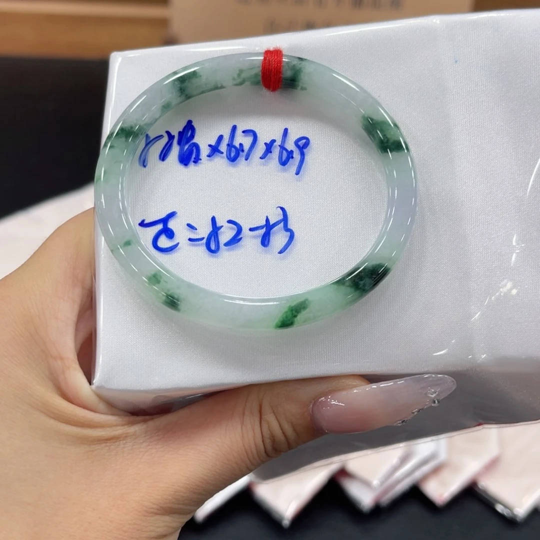 翡翠手镯未镶嵌翡翠
