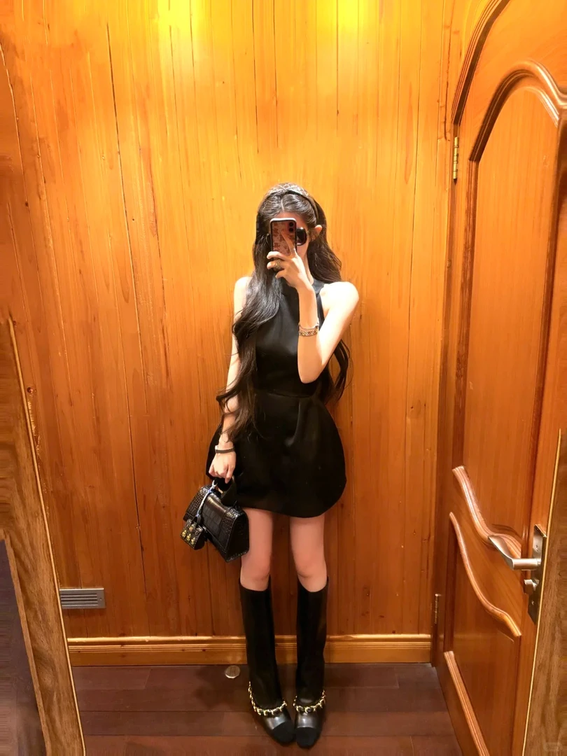 【心电感应】设计感缎面挂脖露背连衣裙女2026春季新款蝴蝶结礼服裙