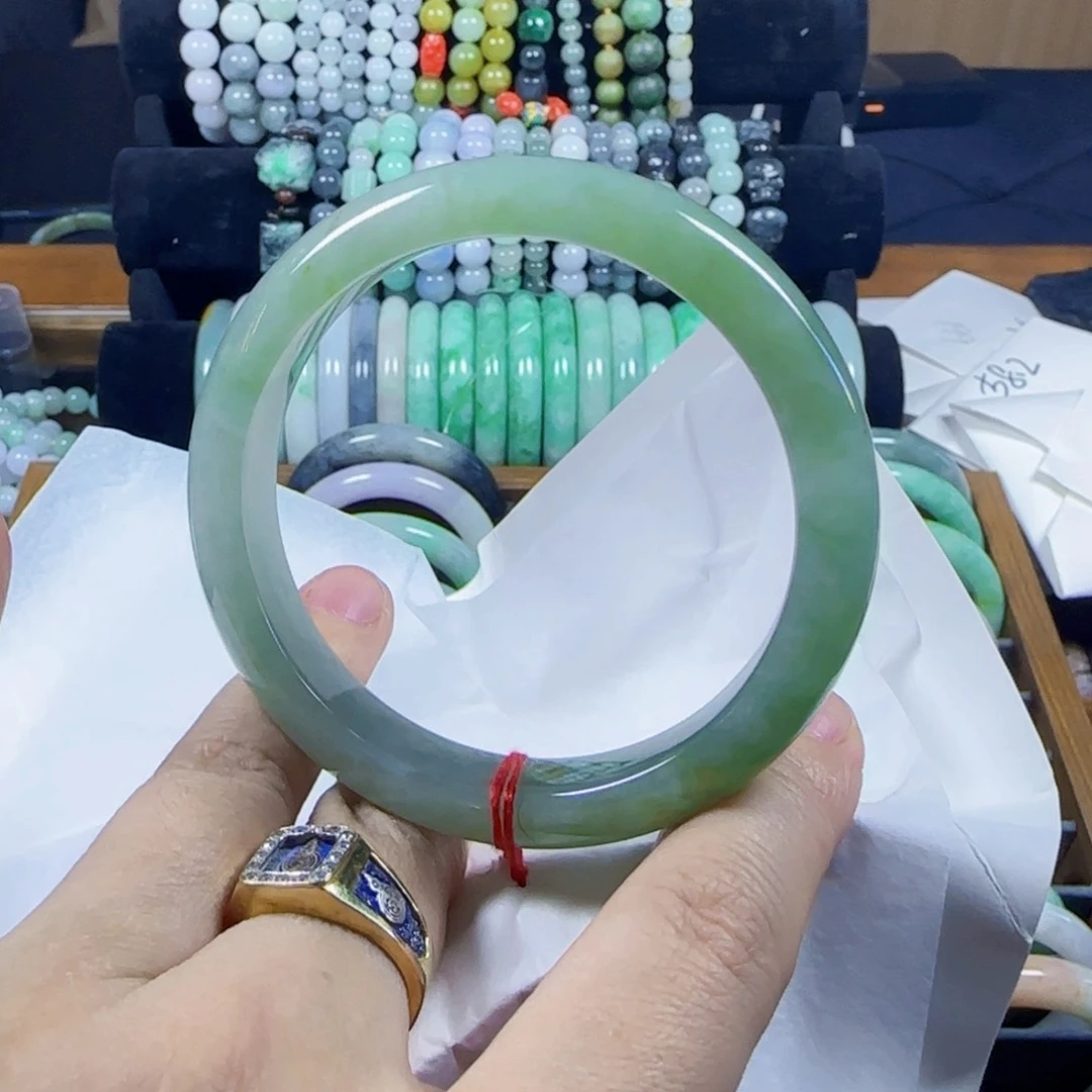 翡翠手镯未镶嵌疯了