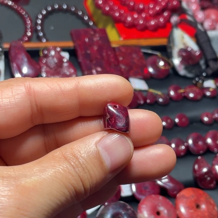 天然辰砂原矿吊坠4.1克