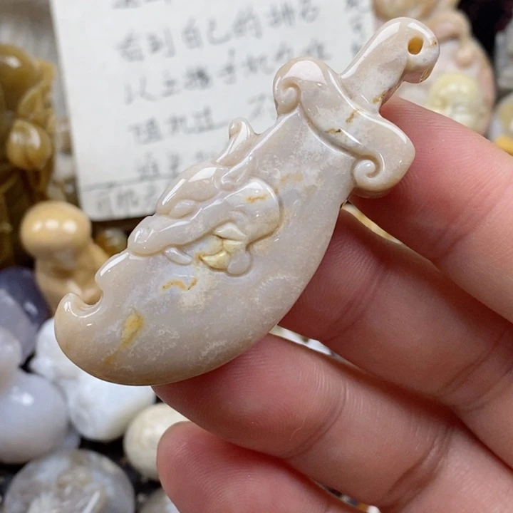 颈饰未镶嵌硅化珊瑚（珊瑚玉）