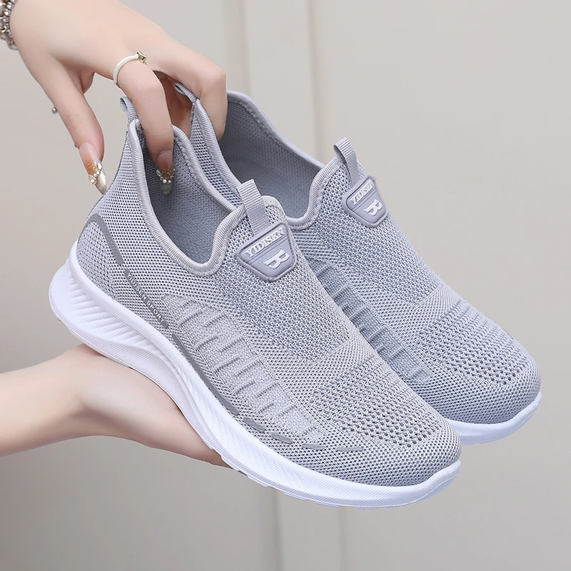 意迪森春季飞织老人鞋休闲透气网面散步单鞋一脚蹬软底防滑妈妈鞋