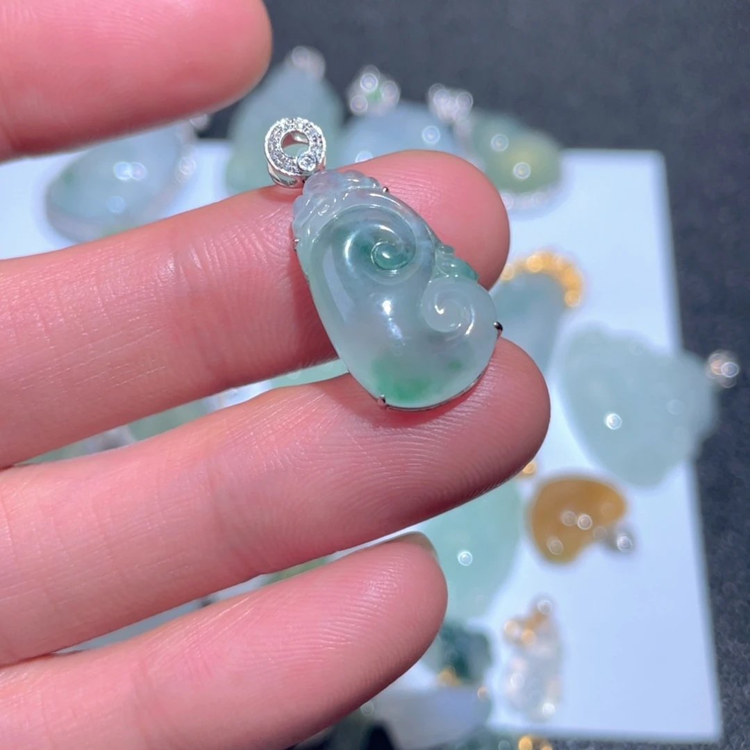 翡翠颈饰18K金镶嵌翡翠