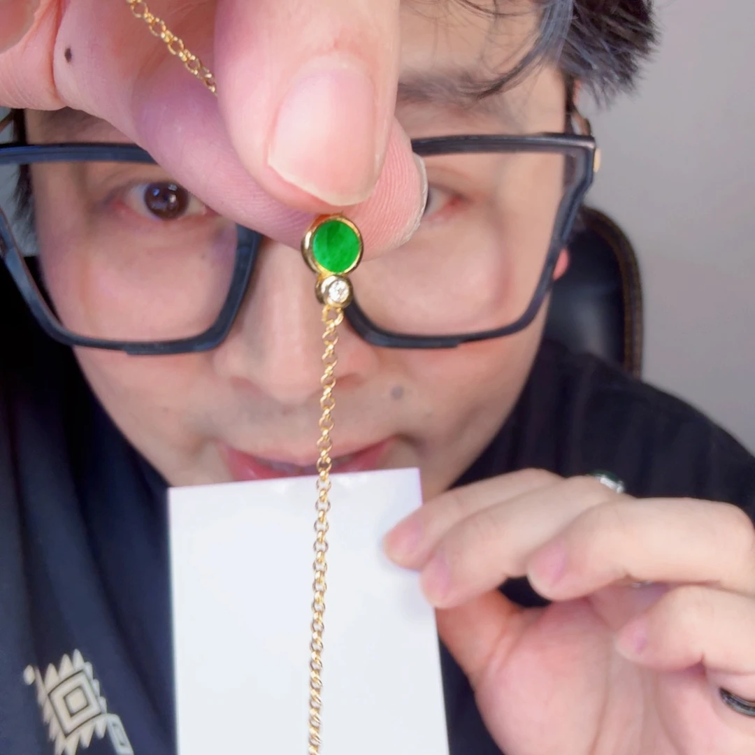 翡翠未镶嵌颈饰一件