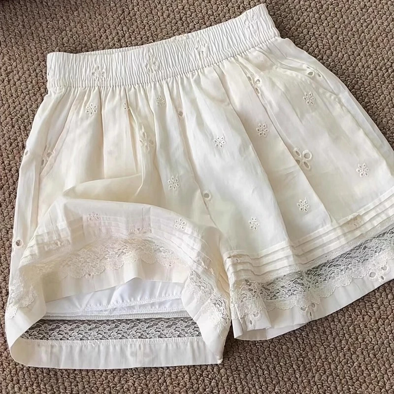白色蕾丝拼接短裤女夏薄款韩系小众高品质镂空高腰休闲a字阔腿裤