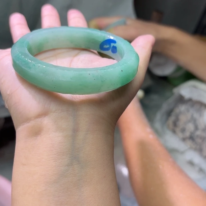 *****石英质玉（非洲翠）未镶嵌手镯定制