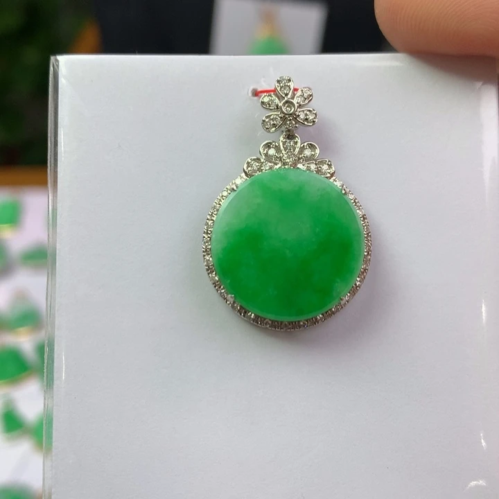 L***J翡翠18K金镶嵌颈饰