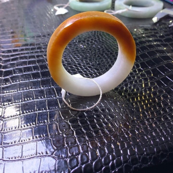 定制翡翠未镶嵌手镯