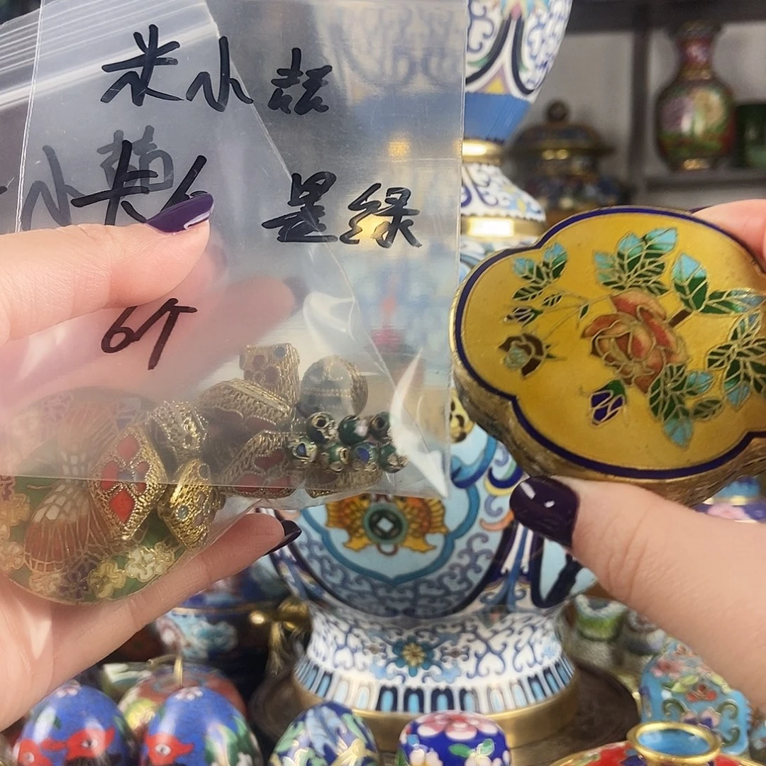 米***喆铜如意盒+卡五珠子6个+花丝镶嵌吊坠10个+蝴蝶吊坠一个