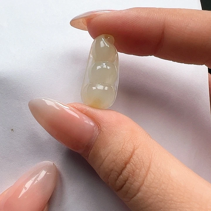 翡翠未镶嵌颈饰福豆