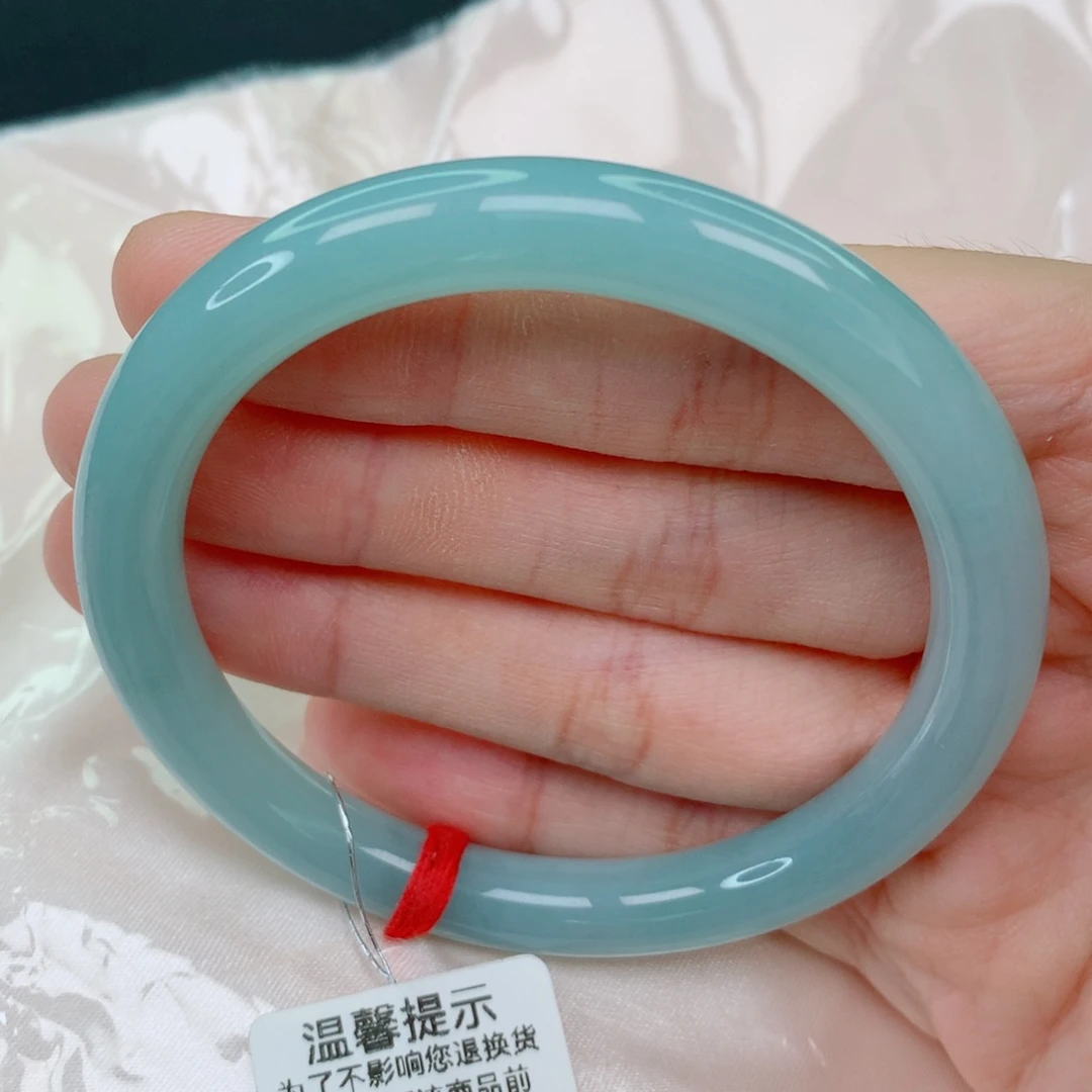 翡翠未镶嵌手镯55.5小圆条，蓝底细腻，完整
