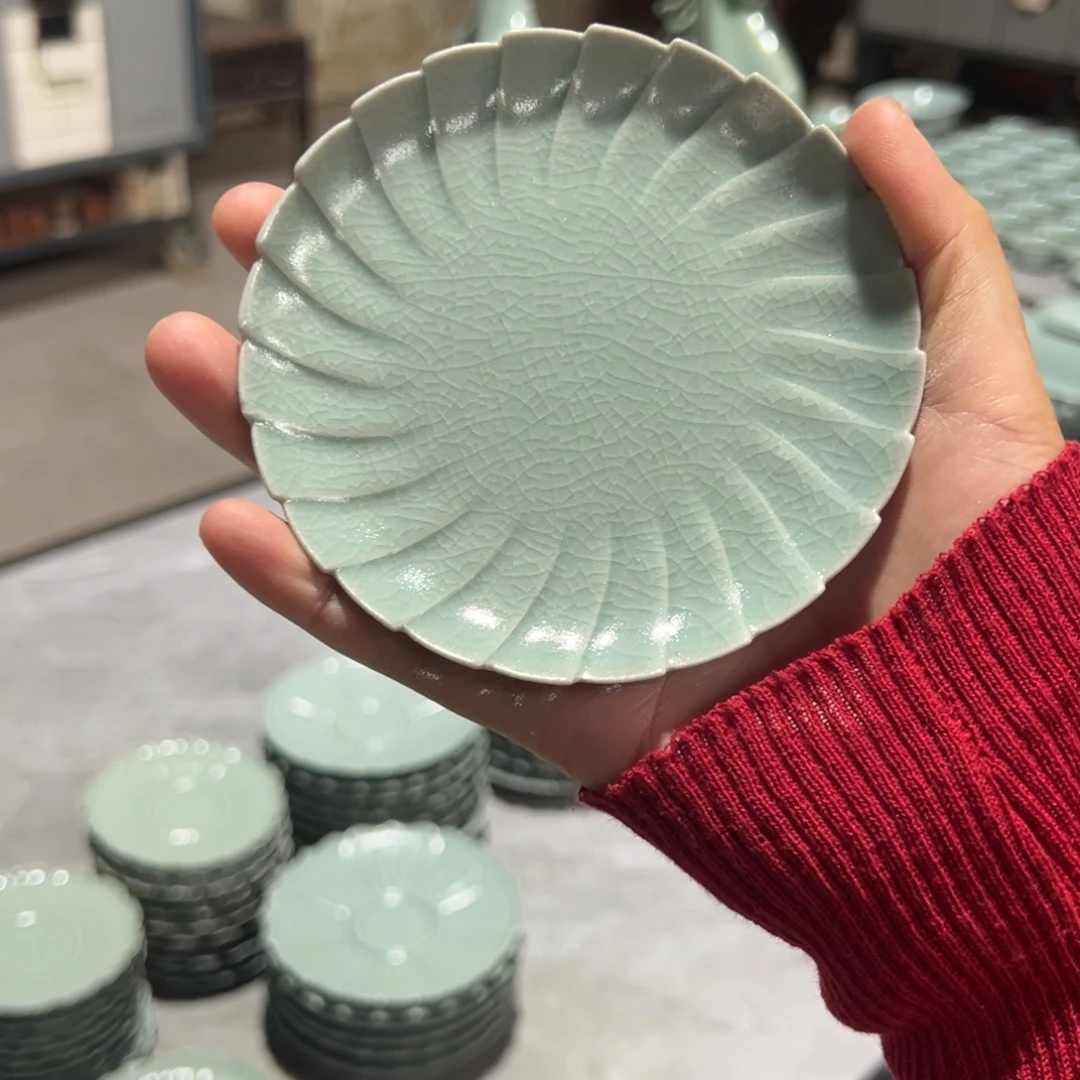 精品卵青碟子。
