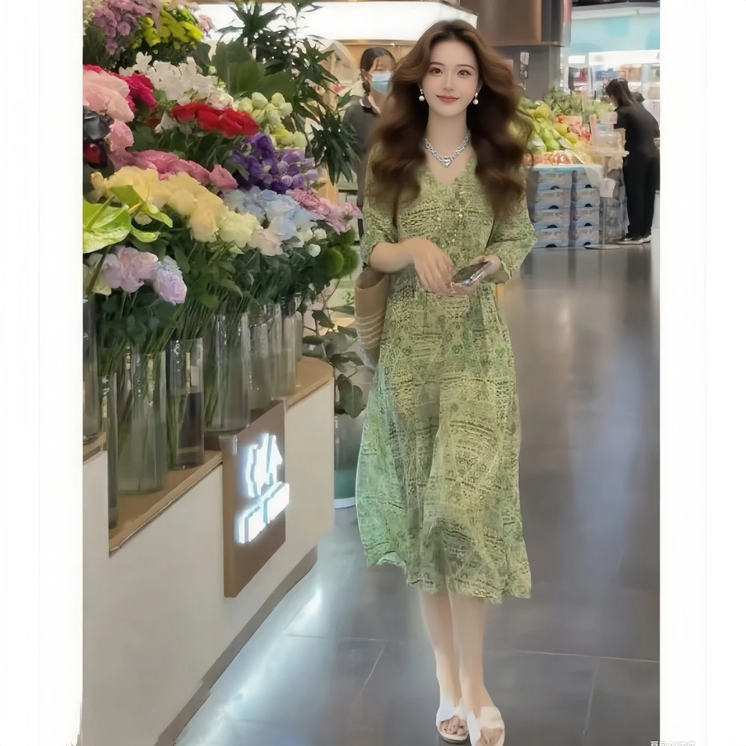 夏季时尚轻奢气质慵懒法式V领连衣裙女2025新款显瘦绿色碎花小众