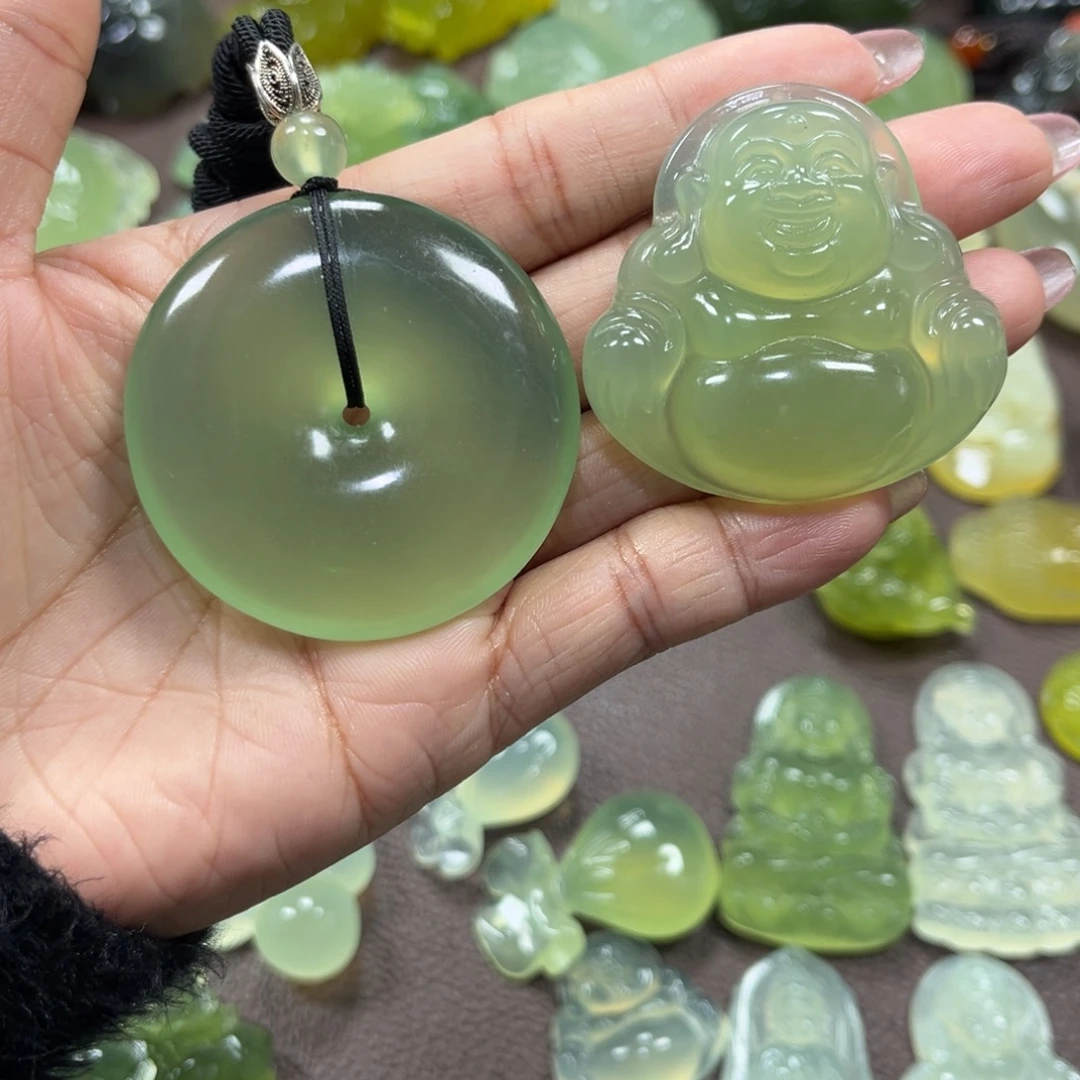 有***好蛇纹石玉未镶嵌颈饰