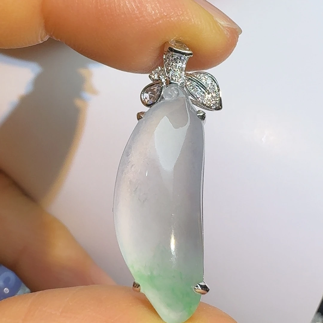 翡翠18K金镶嵌颈饰白冰飘绿福瓜