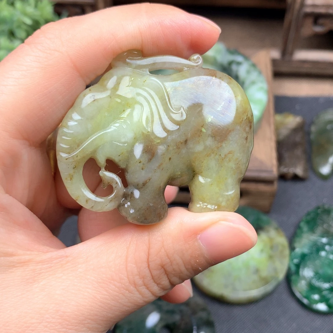 人***此独山玉未镶嵌颈饰