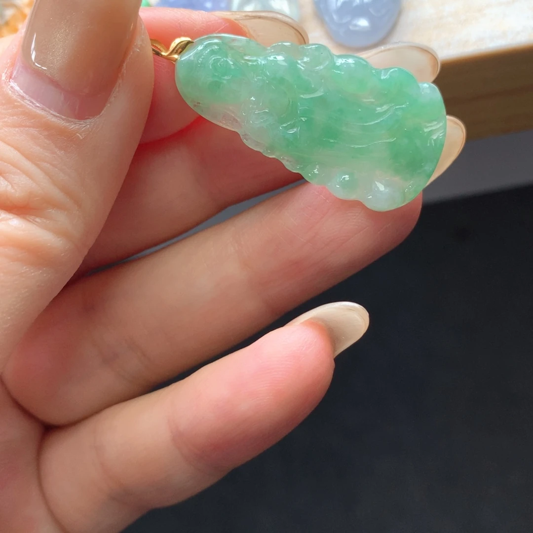 翡翠18K金镶嵌颈饰吊坠