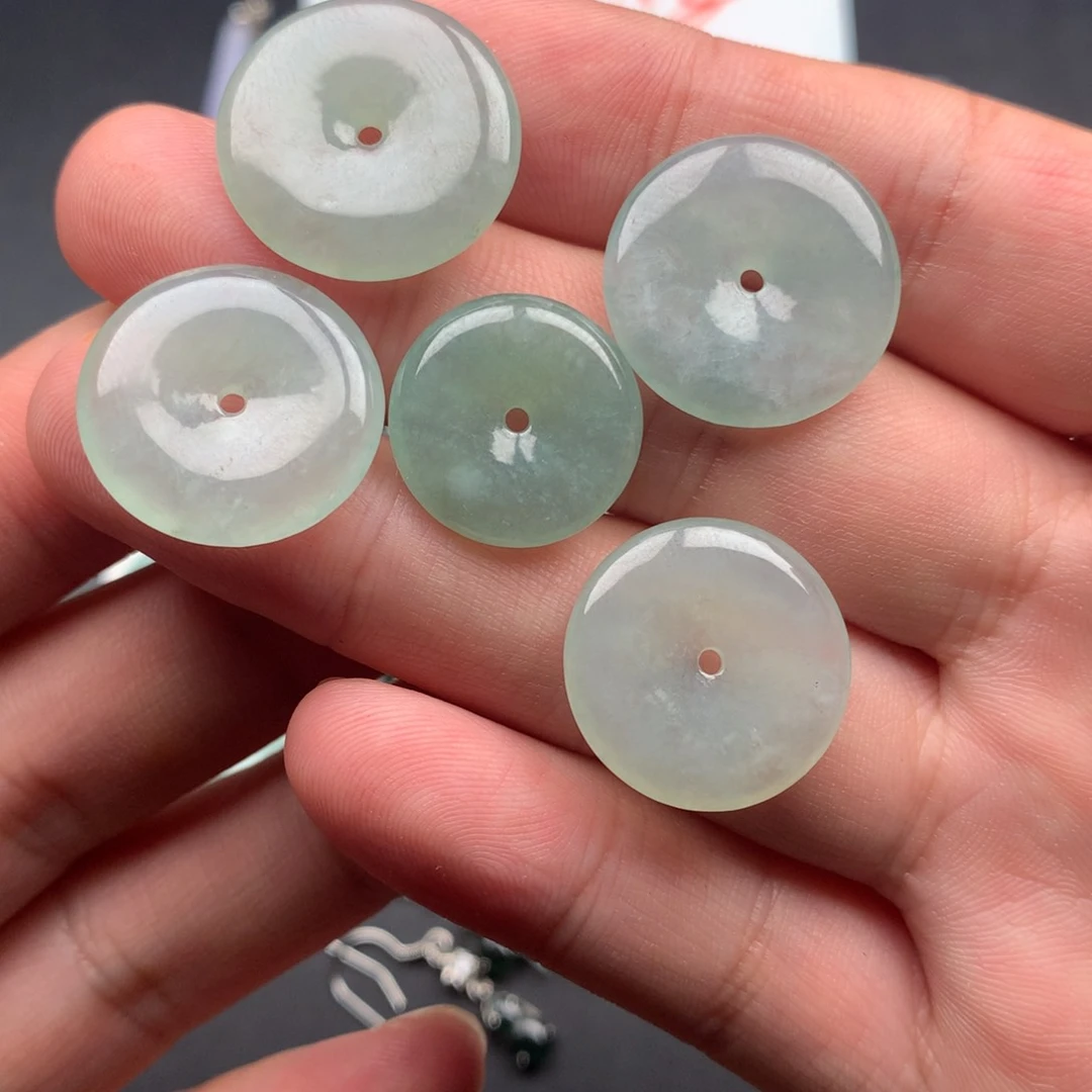 翡翠未镶嵌颈饰玉****）