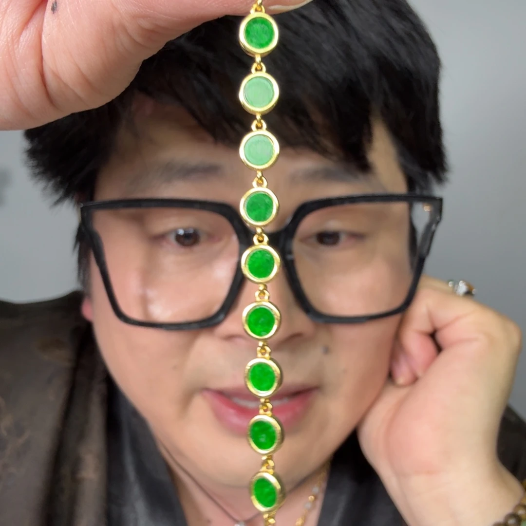 翡翠未镶嵌颈饰一件