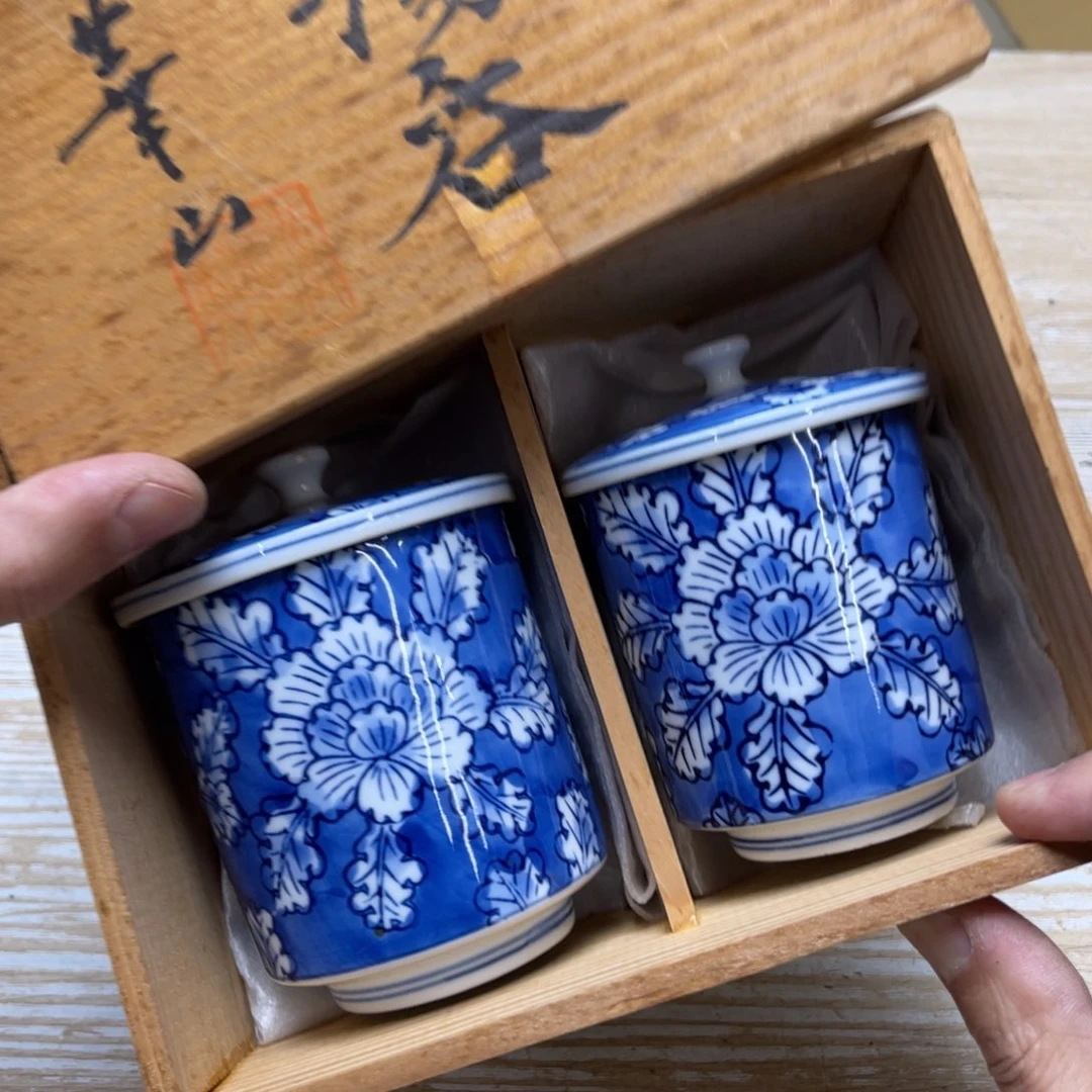 瓷片密密麻麻地排列着一个