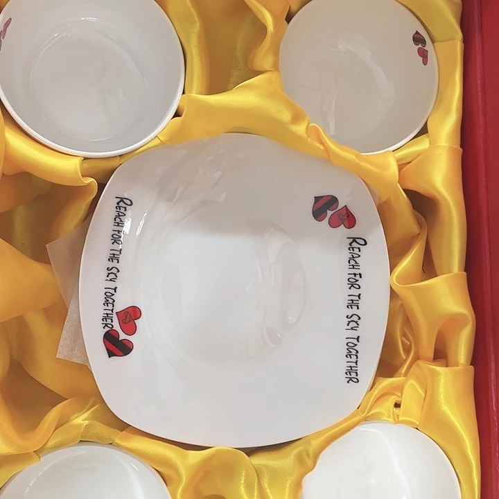 骨质瓷餐具10头。