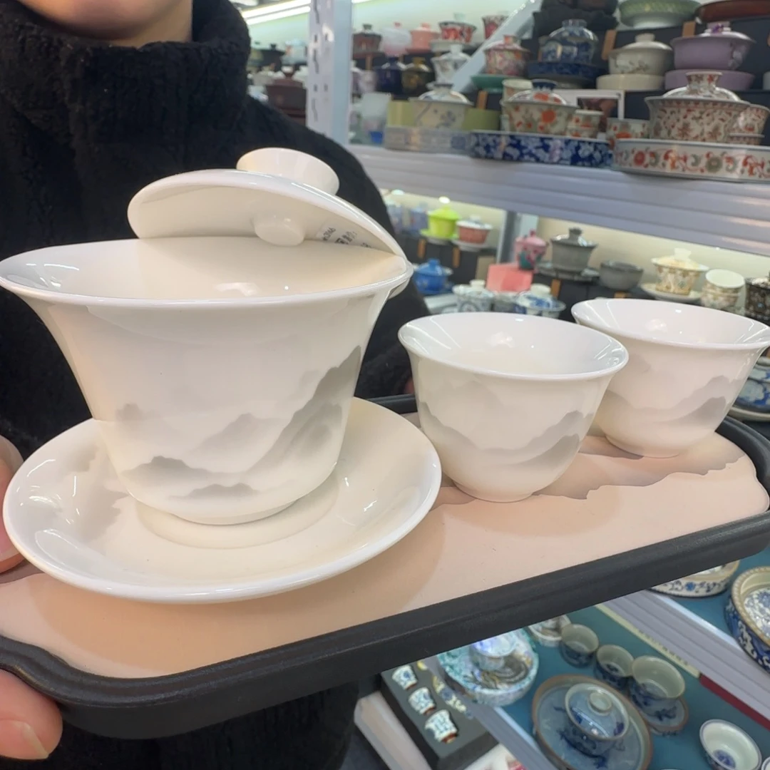 这些盖碗很漂亮我很喜欢！！