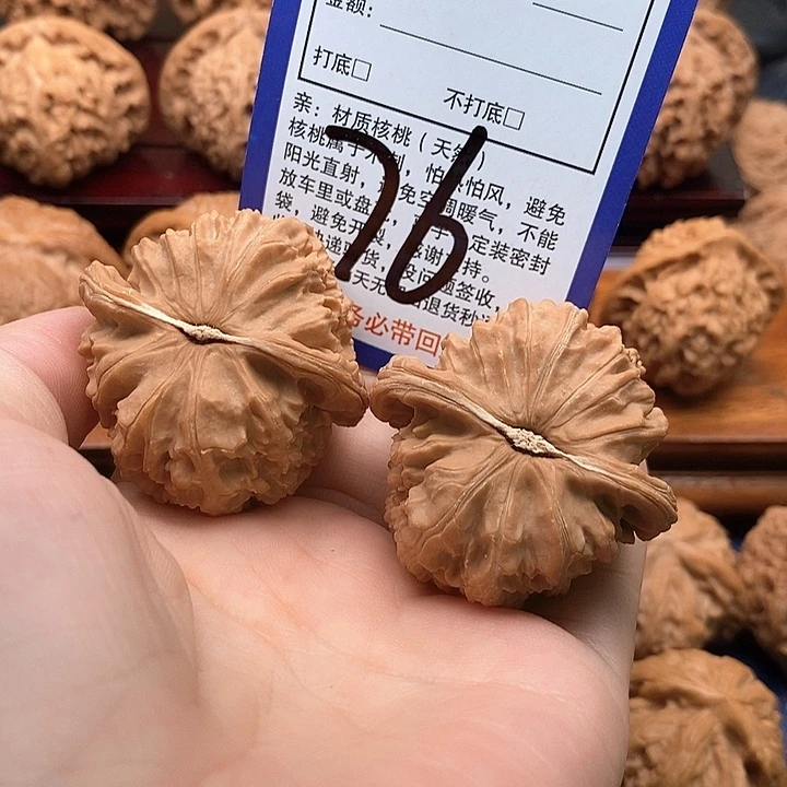 吊坠桃核白狮子头42