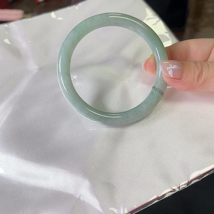 未镶嵌手镯翡翠圆条 有纹