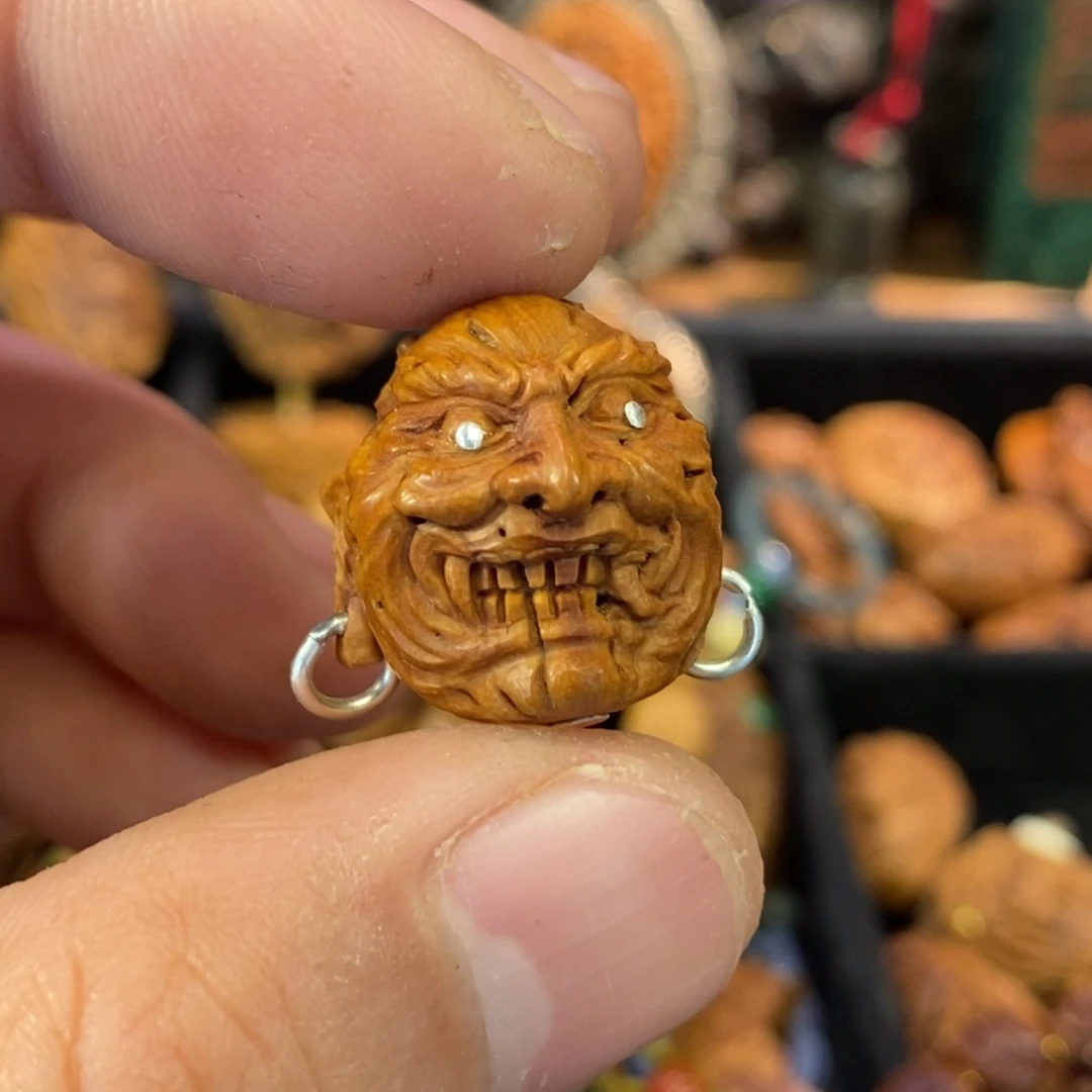恶僧潍坊核雕桃核雕刻