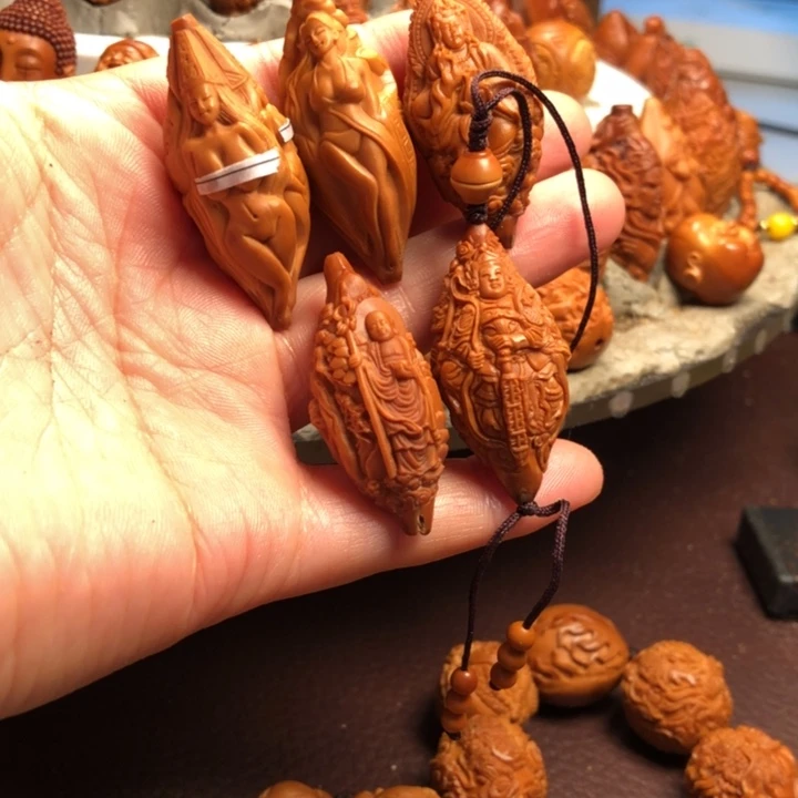 太***天吊坠橄榄核橄榄核雕刻的手把件