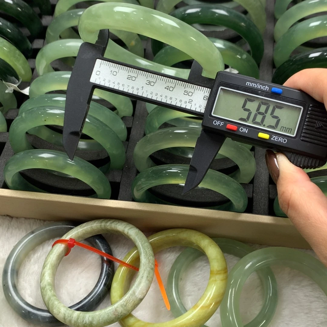 蛇纹石玉未镶嵌手镯150