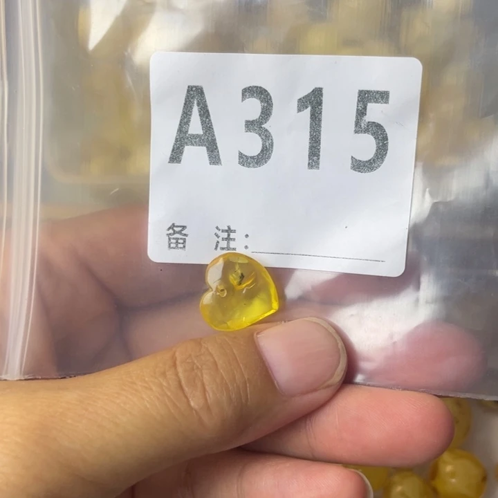 琥珀未镶嵌珠宝奇石两面有坑