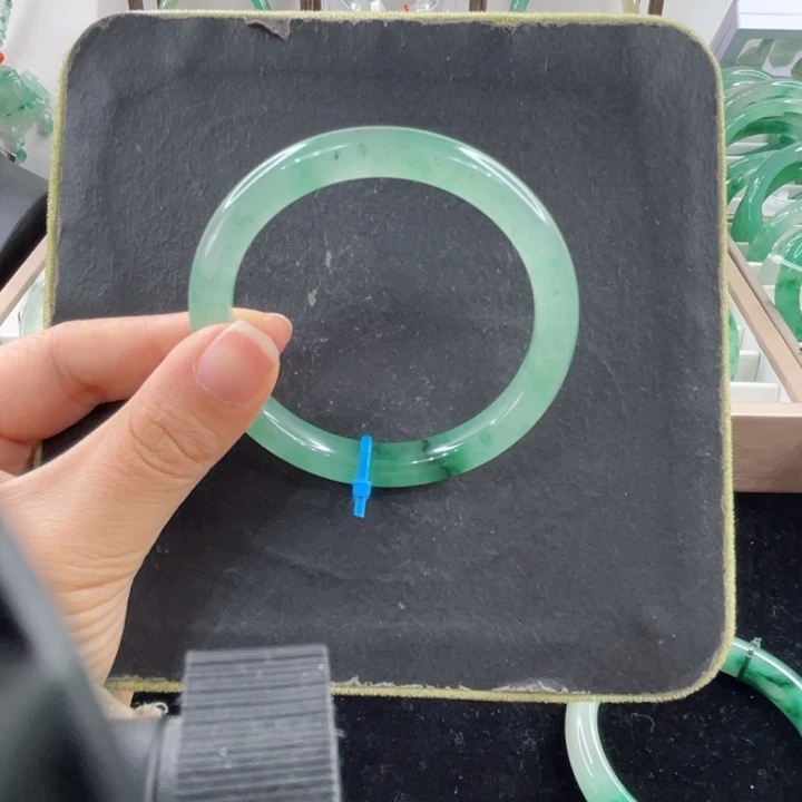 未镶嵌手镯石英质玉（非洲翠）听*