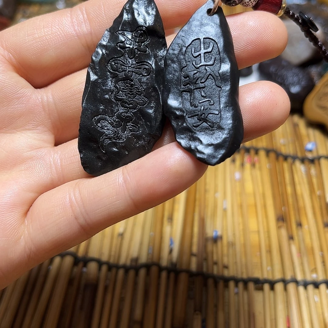 新疆原石雕刻手把件