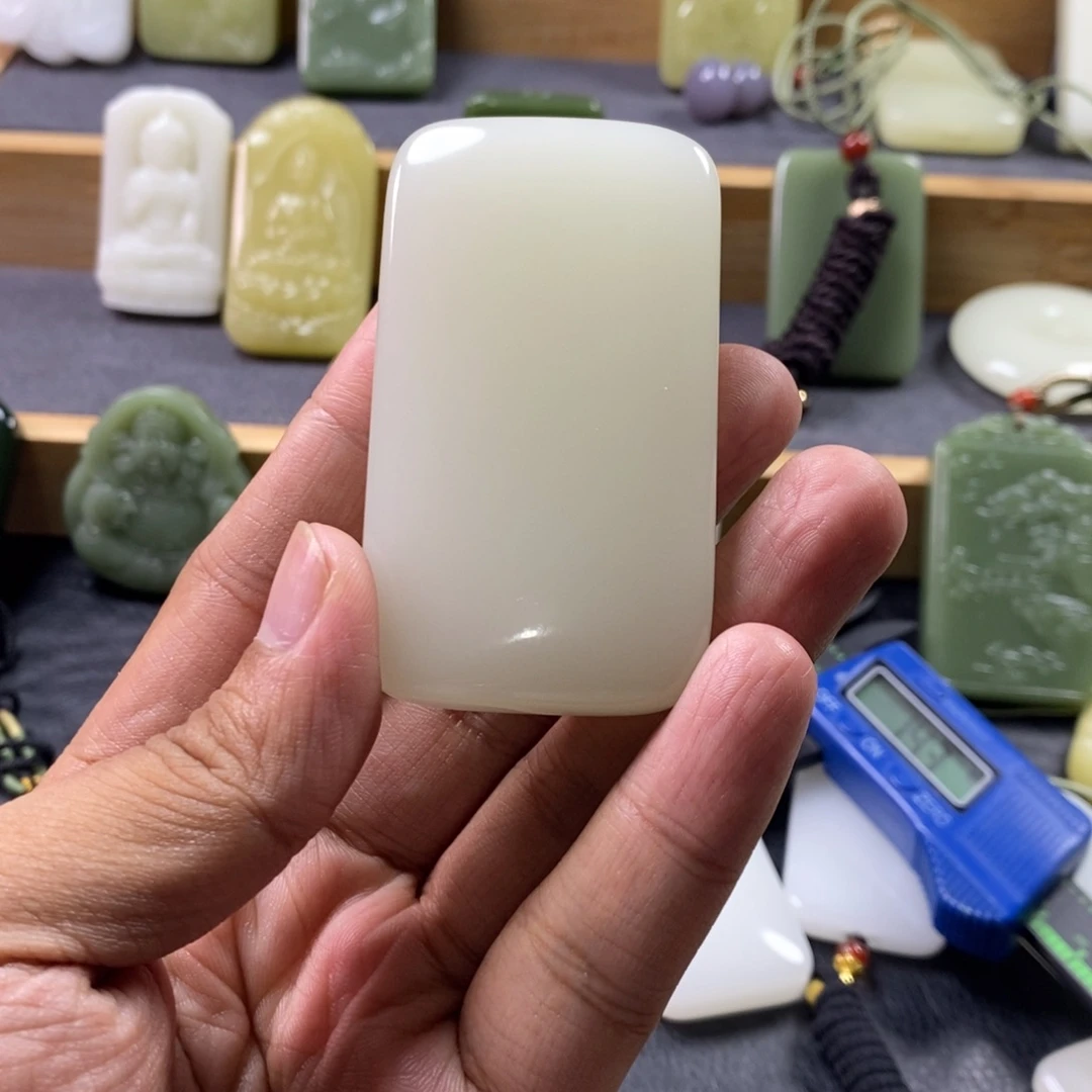 和田玉未镶嵌颈饰听****。