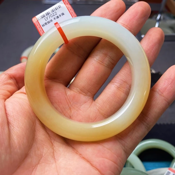 5657圈口原矿无二上新疆和田玉藕糖白 金山料精品 收藏