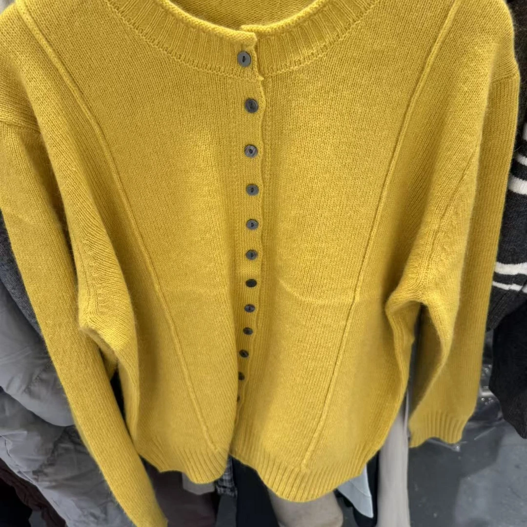 小贝壳扣开衫毛衣