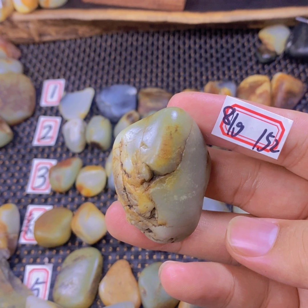 颈饰未镶嵌和田玉（糖玉）