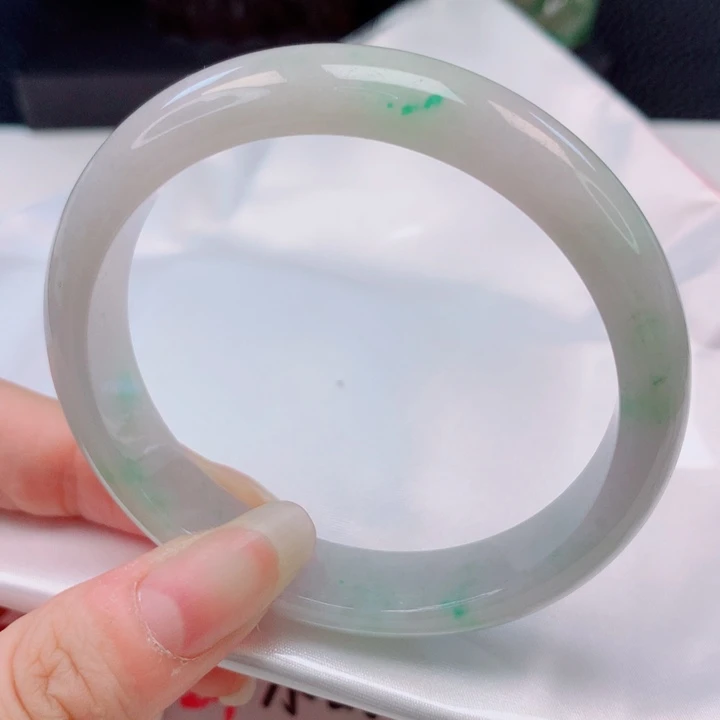 翡翠手镯未镶嵌56圈